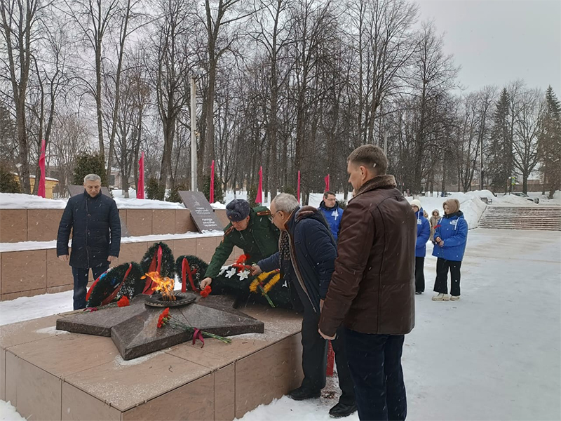 Возложение цветов к Стеле, “У вечного огня”, мемориал “177-й стрелковой дивизии&quot;.