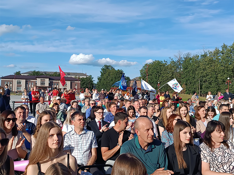 Сегодня в Боровичах на площади 1 Мая торжественно открыли неделю молодёжных инициатив, посвящённых Дню молодежи России!.