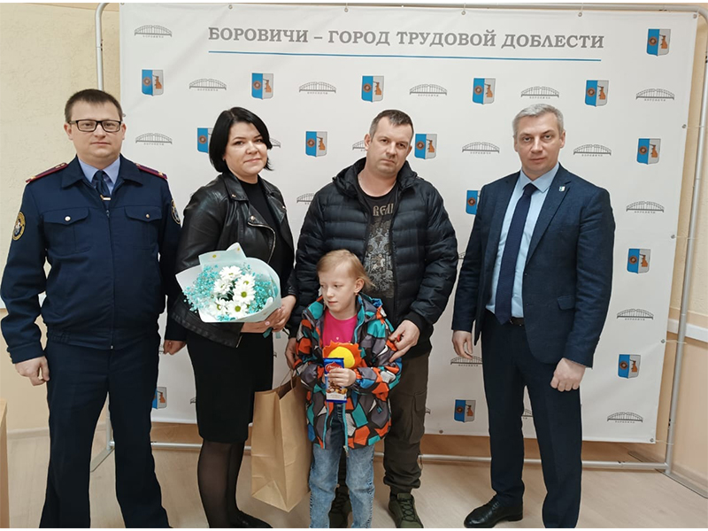 01 апреля в Администрации Боровичского района прошло вручение Государственного жилищного сертификата.