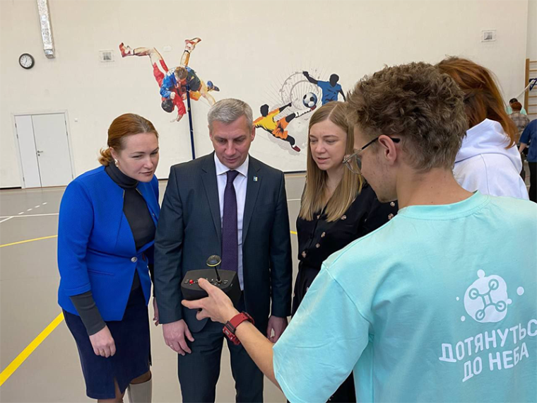 Сегодня в Боровичах на площадке школы № 1 стартовал Всероссийский распределительный фестиваль беспилотных авиационных систем «Дотянуться до неба»!. Сегодня в Боровичах на площадке школы № 1 стартовал Всероссийский распределительный фестиваль беспилотных авиационных систем «Дотянуться до неба»!.